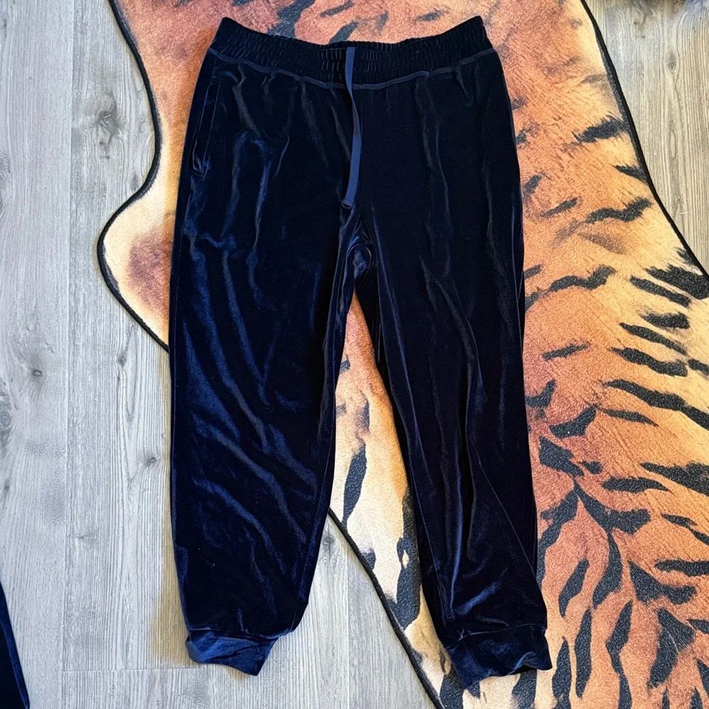 Fabletics oasis twist navy velour Yoga Set - Picture 11 of 14
